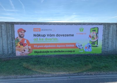 Návrh a tisk reklamní plachty s oky pro COOP